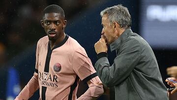 Luis Enrique, entrenador del PSG, da instrucciones a Ousmane Dembélé durante un partido.