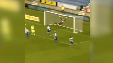 La cómica estirada de un portero que triunfa en redes