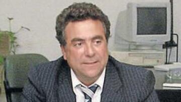 <b>PREOCUPADO. </b>Enrique Ortiz debe estudiar el informe sobre la tasación del estadio.