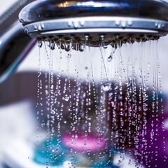 Si te duchas por la noche en lugar de por la mañana, la psicología dice que quizás tienes estos 7 rasgos inesperados