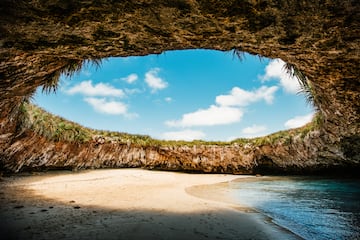 La Playa Escondida es un oasis privado de aguas cristalinas y arena blanca, escondido dentro de una exuberante isla tropical. Accesible solo cuando la marea está baja.