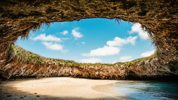 La Playa Escondida es un oasis privado de aguas cristalinas y arena blanca, escondido dentro de una exuberante isla tropical. Accesible solo cuando la marea está baja.