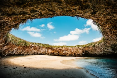 La Playa Escondida es un oasis privado de aguas cristalinas y arena blanca, escondido dentro de una exuberante isla tropical. Accesible solo cuando la marea está baja.