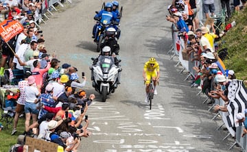 El ganador de la decimocuarta etapa Tadej Pogacar, UAE Team Emirates,  en acción durante la subida a Saint-Lary-Soulan Pla d'Adet.