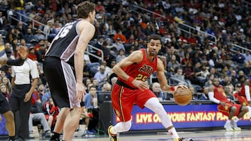Jan 1, 2017; Atlanta, GA, USA; Atlanta Hawks forward Thabo Sefolosha (25) drives to the basket against the San Antonio Spurs in the second quarter at Philips Arena. Mandatory Credit: Brett Davis-USA TODAY Sports
