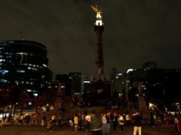 El Ángel de la Independencia" en Ciudad de México durante la Hora del Planeta