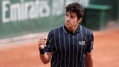 Paris (France), 26/05/2022.- Cristian Garin of Chile pumps fist in the men's second round match against Ilya Ivashka of Belarus during the French Open tennis tournament at Roland ?Garros in Paris, France, 26 May 2022. (Tenis, Abierto, Abierto, Bielorrusia, Francia) EFE/EPA/MOHAMMED BADRA
