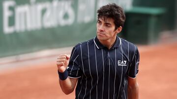 Paris (France), 26/05/2022.- Cristian Garin of Chile pumps fist in the men's second round match against Ilya Ivashka of Belarus during the French Open tennis tournament at Roland ?Garros in Paris, France, 26 May 2022. (Tenis, Abierto, Abierto, Bielorrusia, Francia) EFE/EPA/MOHAMMED BADRA