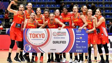 Spanish team players celebrate at the end of the FIBA Womenx92s Olympic qualifying basketball tournament match between Britain and Spain in Belgrade on February 9, 2020. (Photo by ANDREJ ISAKOVIC / AFP)