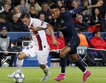 Militao pugna con Sarabia en el partido del Real Madrid en Paris de esta Champions.