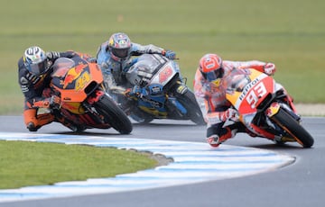 Pol Espargaró pelea la posición con Jack Miller. Por delante Marc Márquez.