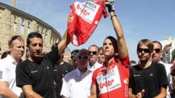 <b>HOMENAJE. </b>Juan Antonio Flecha y Philippe Gilbert levantan el maillot rojo hacia el cielo en señal de luto.