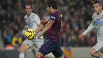 Luis Suárez controla un balón ante sus compatriotas atléticos Giménez y Godín.
