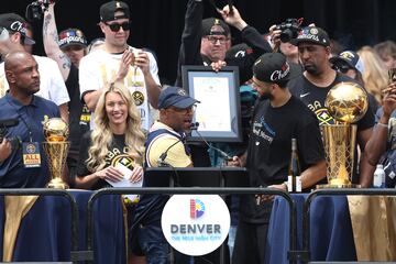 El alcalde de Denver Michael Hancock con Jamal Murray.