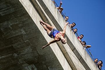 La australiana Rhiannan Iffland salta desde un puente de Mostark.