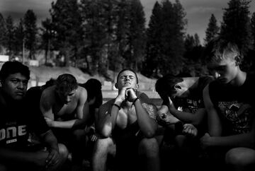 Después de que un incendio forestal devastara su ciudad, los miembros de los Bobcats Paradise de la pequeña comunidad rural de Paradise (California) regresaron a su campo de fútbol para revivir a su equipo y embarcarse en una nueva temporada.