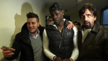 El futbolista italiano Mario Balotelli (c) llega al hospital Busto Arsizio para pasar una revisión médica, antes de su presentación como nuevo jugador del Milán