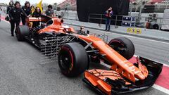 El McLaren de Vandoorne siendo empujado por los mec&aacute;nicos en el pit lane.
