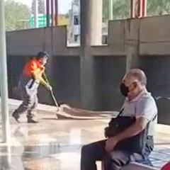Trabajador de limpieza del Metro se hace viral por bailar al estilo de “Tiempo de vals”