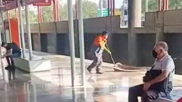 Trabajador de limpieza del Metro se hace viral por bailar al estilo de “Tiempo de vals”