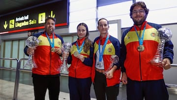 Los cuatro componentes de la selección española de tiro que participó este fin de semana en Nueva Delhi en la final de la Copa del Mundo, (de izda a dcha) Antonio Bailón, Beatriz Martínez, Fátima Gálvez y Alberto Fernández, a su llegada al aeropuerto de Madrid-Barajas. Los deportistas, que viajaron sin representante alguno de la Real Federación Española de Tiro (RFEDETO), hicieron escala en Abu Dabi después de su participación en Nueva Delhi y estuvieron retenidos por las autoridades de los Emiratos Árabes Unidos debido a problemas con la documentación de las armas con las que compitieron.