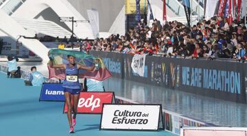 La etíope Roza Dereje logró el récord de la prueba en categoría femenina (2h18:30).