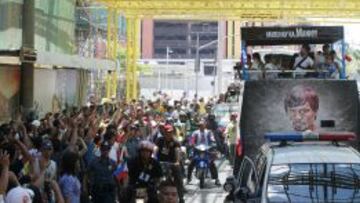 Manny Pacquiao recorrió las calles de Manila llenas de aficionados.