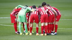 Los jugadores del Atl&eacute;tico antes de iniciar el partido contra el C&aacute;diz.