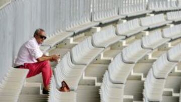Mario Husillos, siguiendo un entrenamiento del Málaga en las gradas del estadio de atletismo.
