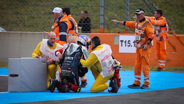 Razgatlioglu es atendido en la Ronda de Francia de SBK tras una aparatosa caída.