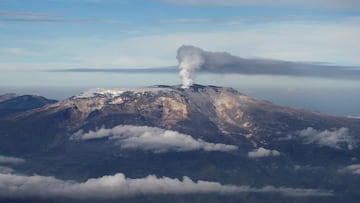 FILE PHOTO: An aerial view of Nevado Del Ruiz volcano located on the border of Caldas and Tolima April 10, 2013.    REUTERS/John Vizcaino/File Photo