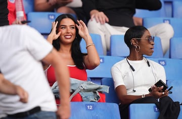 La modelo e influencer nacida en Los ?ngeles, California, y actual pareja del centrocampista ingl¨¦s del Real Madrid, Jude Bellingham, estuvo junto con la madre del futbolista, Denise Bellingham, en las gradas del RCDE Stadium para disfrutar de la victoria de la selecci¨®n inglesa frente a Andorra.