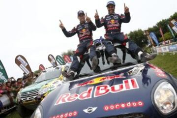 El piloto catarí Nasser Al-Attiyah y su copiloto francés Matthieu Baumel celebran la victoria tras cruzar la línea de meta y ganar el Dakar 2015 hoy sábado 17 de enero de 2015, entre las localidades de Rosario y Buenos Aires, Argentina. El Dakar 2015 finalizó hoy tras disputarse desde el 3 y el 17 de enero entre Argentina, Chile y Bolivia.