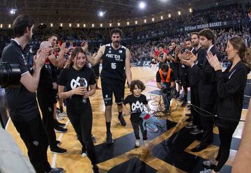 Pasillo de honor final con su familia