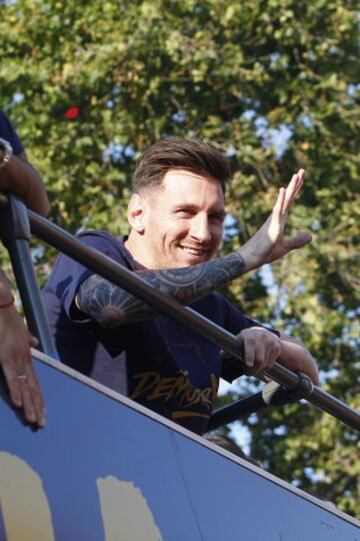 Leo Messi waves regally to the Barça faithful.