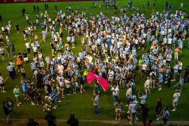 Los aficionados del conjunto blanquiazul celebran el ascenso en Montilivi. El Málaga es nuevo equipo de Segunda División.