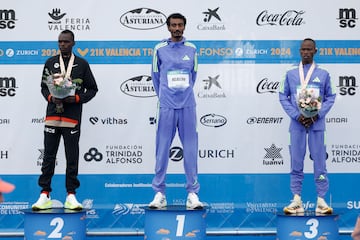 El etíope Yomif Kejelcha celebra la victoria junto al segundo clasificado el keniano Daniel Mateiko y el tercer clasificado el keniano Isaia Kipkoech tras la media maratón de Valencia celebrada este domingo.