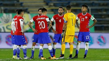 Chile's players react at the end of their South American qualification football match for the FIFA World Cup Qatar 2022 against Bolivia at the National Stadium in Santiago on June 8, 2021. (Photo by Marcelo HERNANDEZ / POOL / AFP)