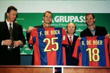 Presentacion de los gemelos de Boer, junto a Louis Van Gaal y Núñez.