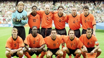 ‘La Naranja Mecánica’ venía de alcanzar el cuarto puesto en Francia 1998 con una generación llena de estrellas, como Dennis Bergkamp, Patrick Kluivert y Edgar Davids. Sin embargo, la ‘Oraje’ envejeció y fue una de las grandes ausencias para el Mundial de Corea-Japón 2002. Los dirigidos por Frank Rikjaard terminaron en el tercer lugar de su grupo eliminatorio por debajo de Portugal e Irlanda.