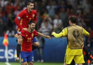 Nolito celebra el 2-0 con Morata y Casillas. 