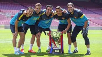 PEDRO, JORDI ALBA , XAVI, ALEXIS Y PINTO jugadores del Barcelona posando con la Copa de Liga en el Camp Nou.