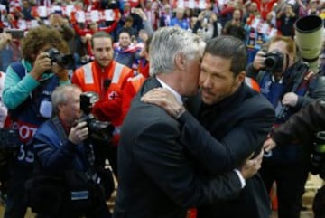 Uno de los últimos saludos entre Carlo Ancelotti y Simeone en el Estadio Vicente Calderón el 14 de abril del año pasado durante los cuartos de final de la Champions League. 