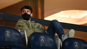 Juan Bernat, jugador del PSG, ve un partido desde la grada.