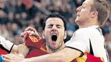 <b>SIN CONTEMPLACIONES. </b>Los alemanes se emplearon a fondo ante las acometidas españolas como la de la imagen, con Iker Romero.