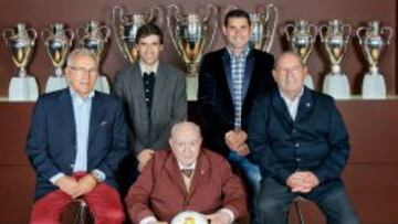 Amancio, Raúl, Hierro, Gento y Di Stéfano posan con las nueve Copas de Europa que han conseguido para el club.