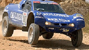 <b>DOMINANDO.</B/>Jean Louis Schlesser en su buggy Renault.