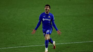 Carles Aleñá celebra su gol, el tercero del Getafe, ante el Valencia, durante el partido de LaLiga que se disputó en el Coliseo Alfonso Pérez.