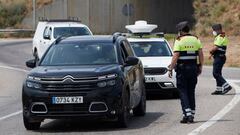 Agentes de los Mossos de Escuadra hacen controles de movilidad en la entrada de Soses, uno de los pueblos afectados por el confinamiento por rebrotes de covid-19 en la comarca leridana del Segri&agrave;.