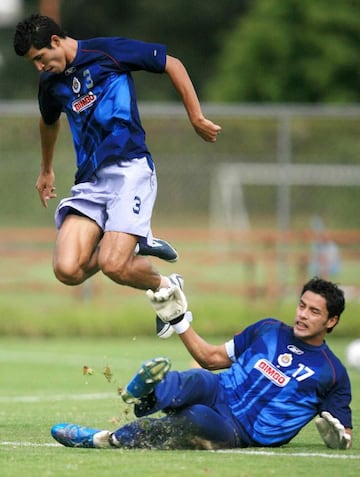 Los dos juveniles de Chivas en aquel entonces llegaron a los puños cuando el arquero, sin intención, dio un balonazo al defensor en la cabeza. Rodríguez no aguantó y quiso pelearse, no obstante, el equipo se metió para que no llegara a lastimarse alguien.